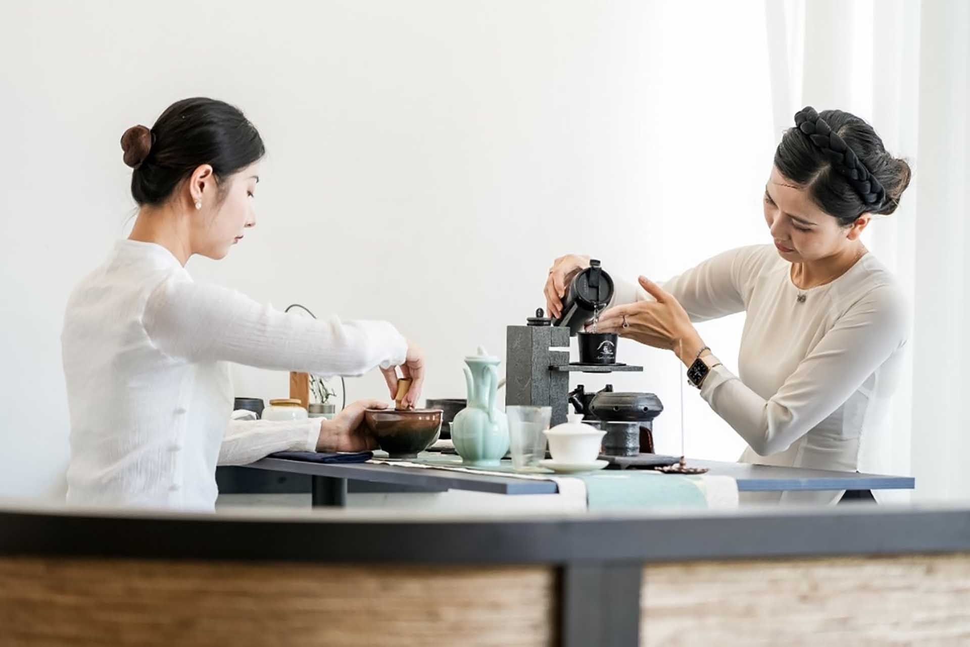 Người yêu cà phê tại Thượng Hải thích thú khám phá nghệ thuật trình diễn Thiền cà phê - một sản phẩm cà phê văn hóa, cà phê nghệ thuật do Trung Nguyên Legend sáng tạo nên.