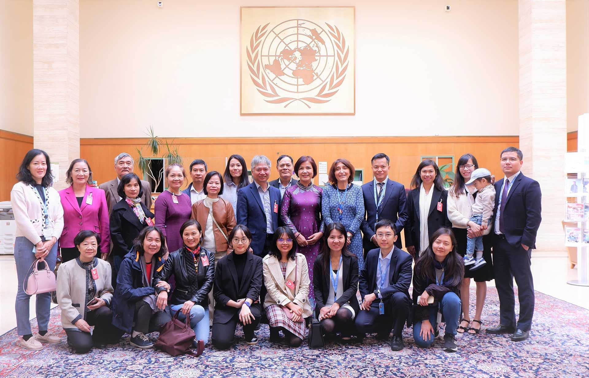 Đại sứ Lê Thị Tuyết Mai cùng cán bộ và một số gia đình đi theo của Phái đoàn Việt Nam tại Geneva chụp ảnh lưu niệm sau khi tham quan tại Thư viện Liên hợp quốc ở Geneva, ngày 20/9/2022 (Nguồn: TTXVN)