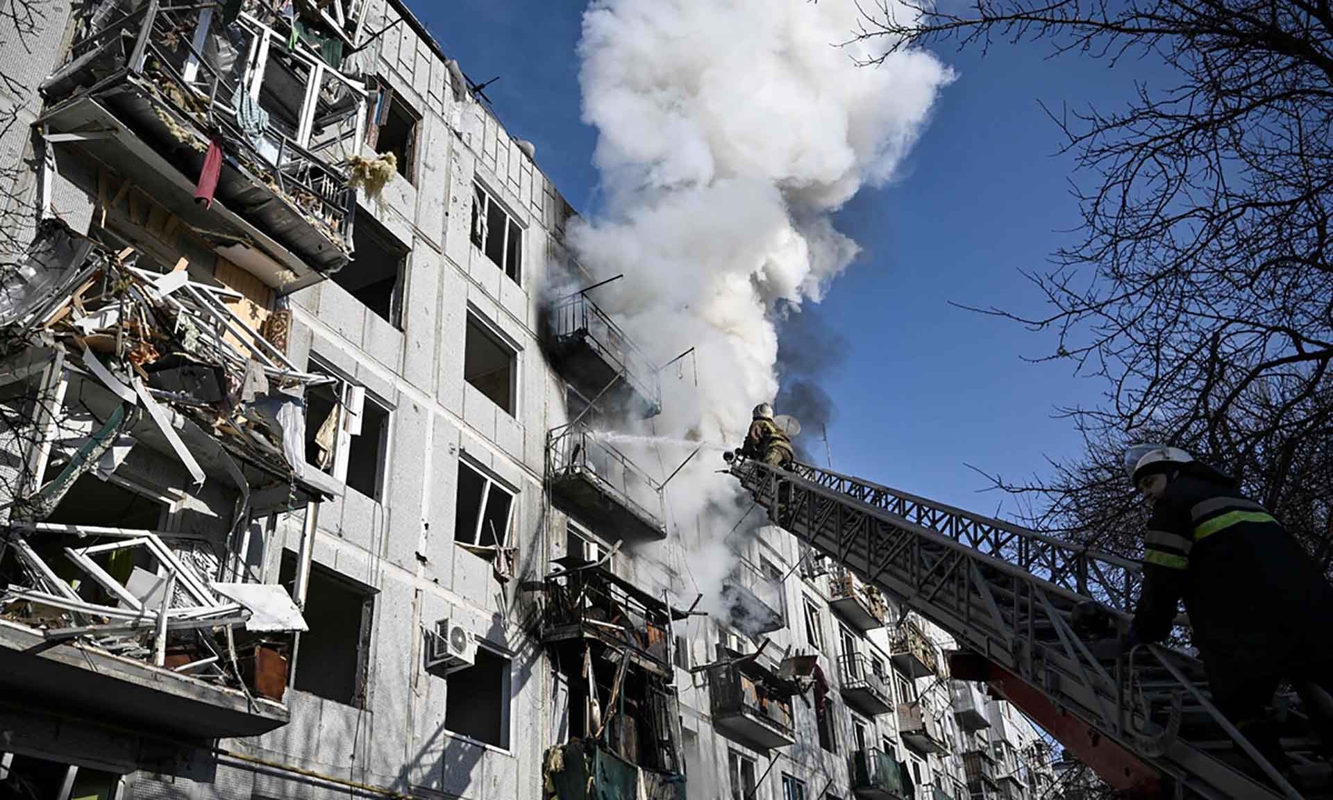 Một tòa nhà bị tấn công ở thị trấn Chuguiv, miền Đông Ukraine. (Nguồn: AFP)