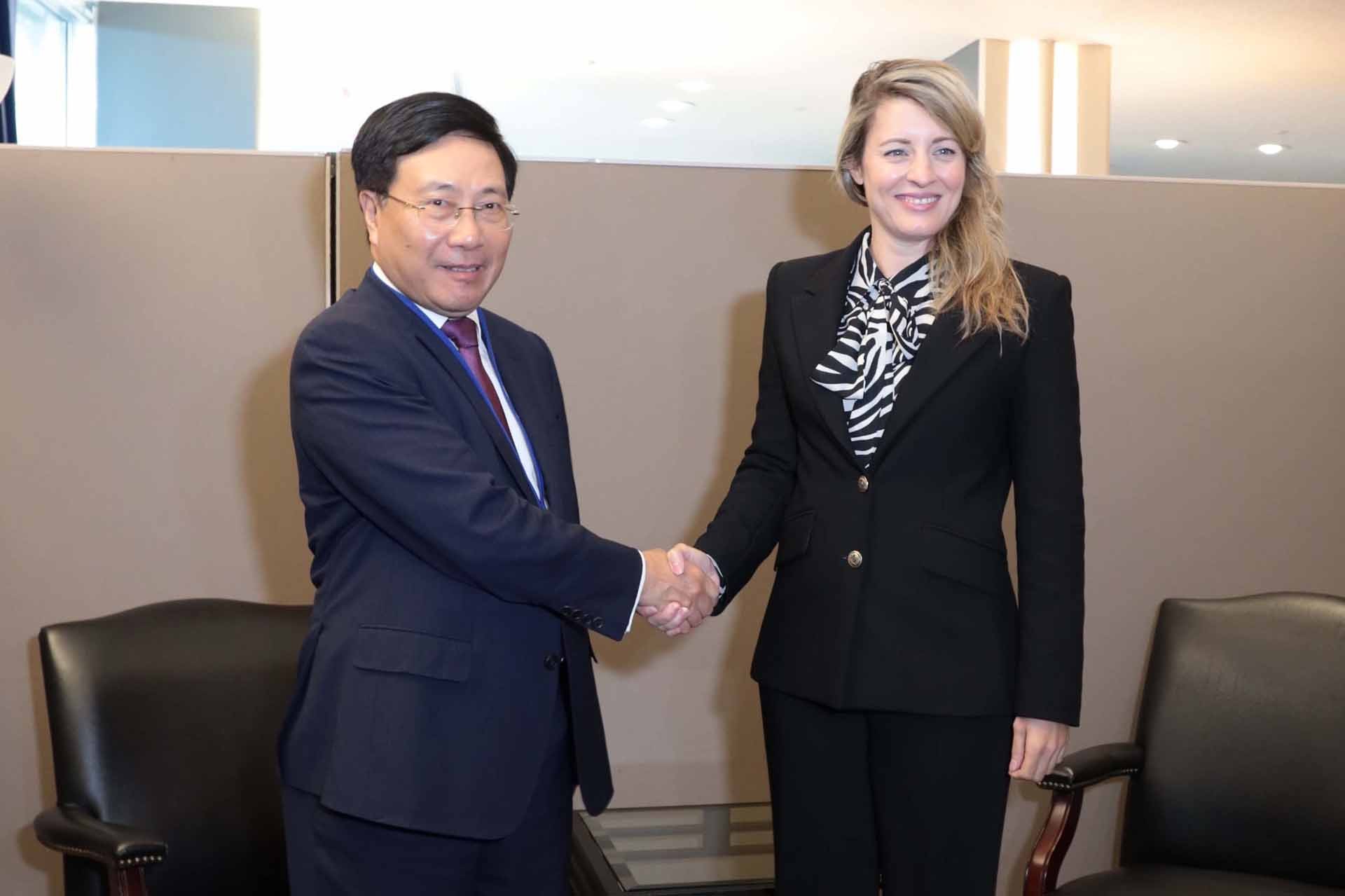 Phó Thủ tướng Thường trực Phạm Bình Minh và Bộ trưởng Ngoại giao Canada Melanie Joly. (Nguồn: TTXVN) Phó Thủ tướng Thường trực Phạm Bình Minh và Bộ trưởng Ngoại giao Canada Melanie Joly. (Nguồn: TTXVN)