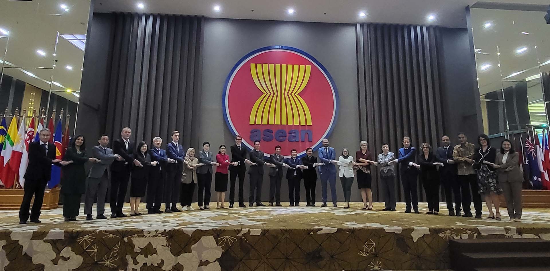 Các đại biểu tham dự cuộc họp Tham vấn lần thứ 12 của Nhóm Đặc trách IAI với các đối tác của ASEAN.