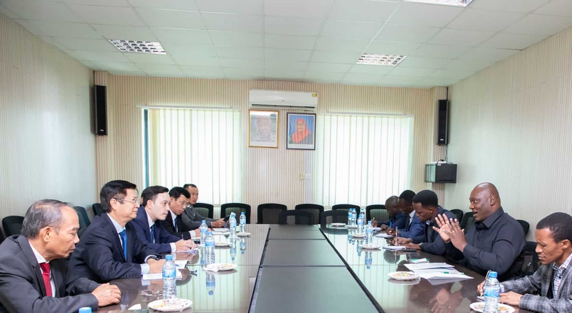 Đoàn làm việc với Tổng Thư ký Đảng Cách mạng Tanzania. Đoàn làm việc với Tổng Thư ký Đảng Cách mạng Tanzania.