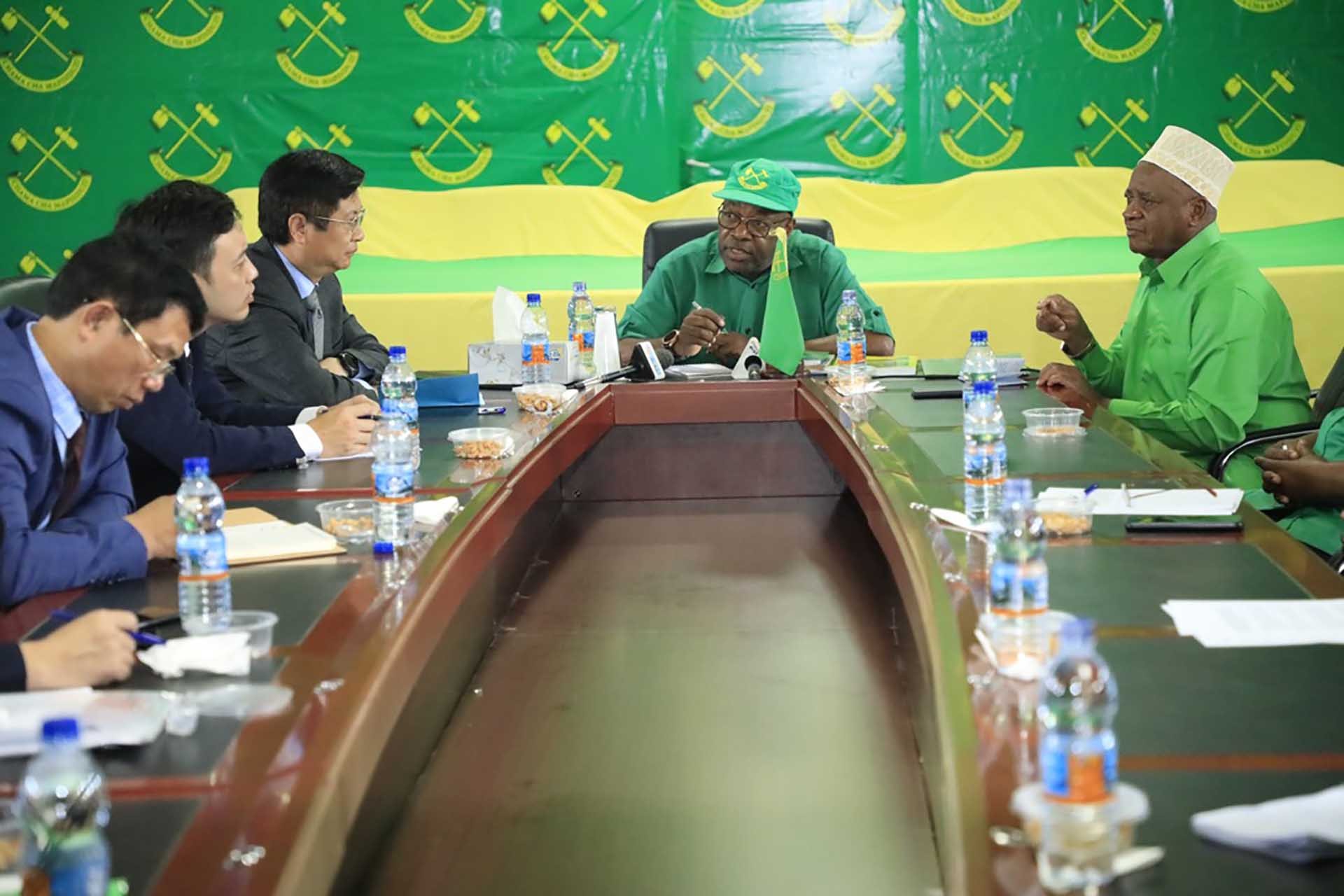 Đồng chí Trương Quang Hoài Nam làm việc với Ban Thư ký Đảng CCM Zanzibar. Đồng chí Trương Quang Hoài Nam làm việc với Ban Thư ký Đảng CCM Zanzibar.