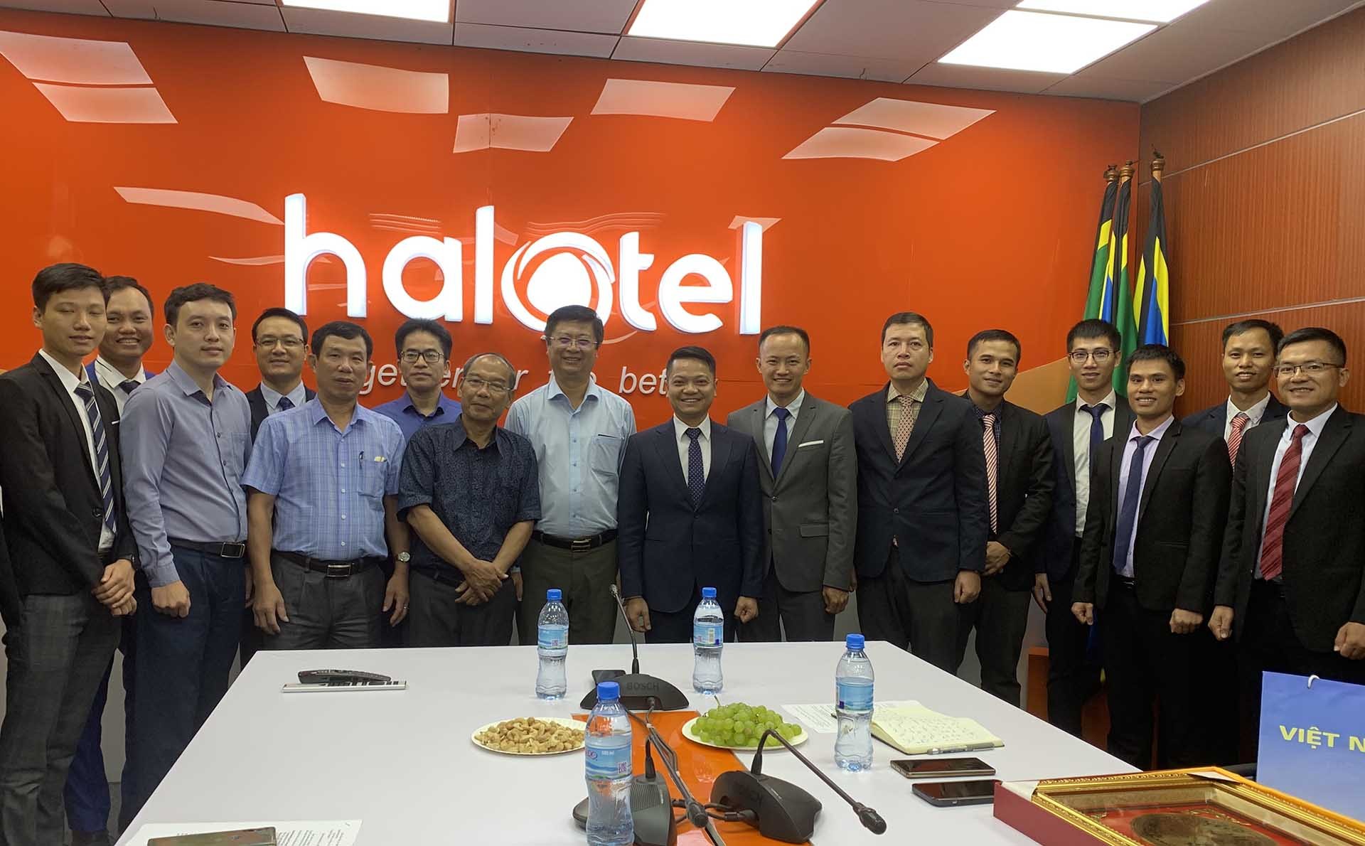 Đồng chí Trương Quang Hoài Nam thăm cán bộ nhân viên Công ty Halotel.