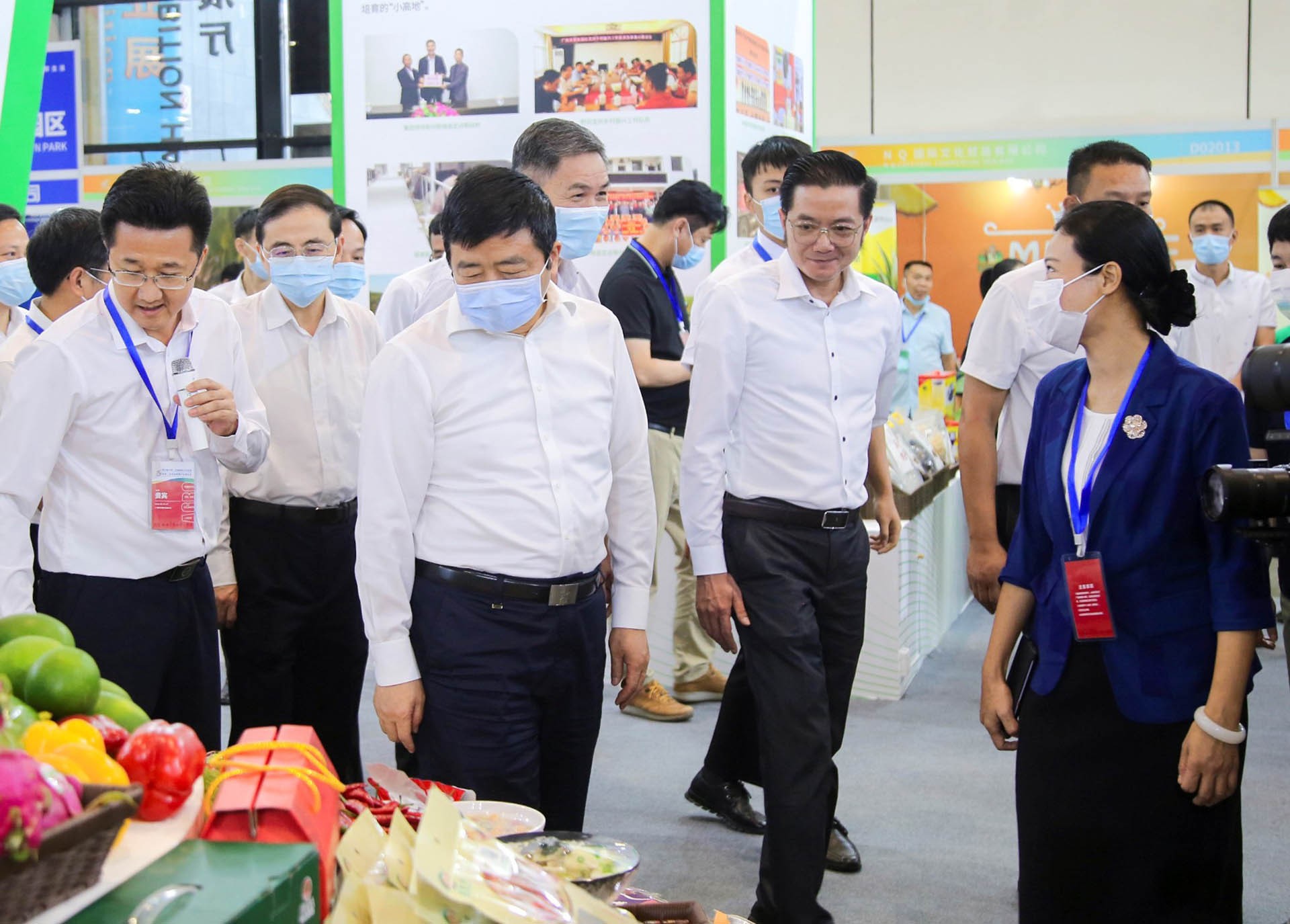 Tổng lãnh sự Đỗ Nam Trung và Phó Chủ tịch Quảng Tây Phương Xuân Minh tham quan triển lãm.