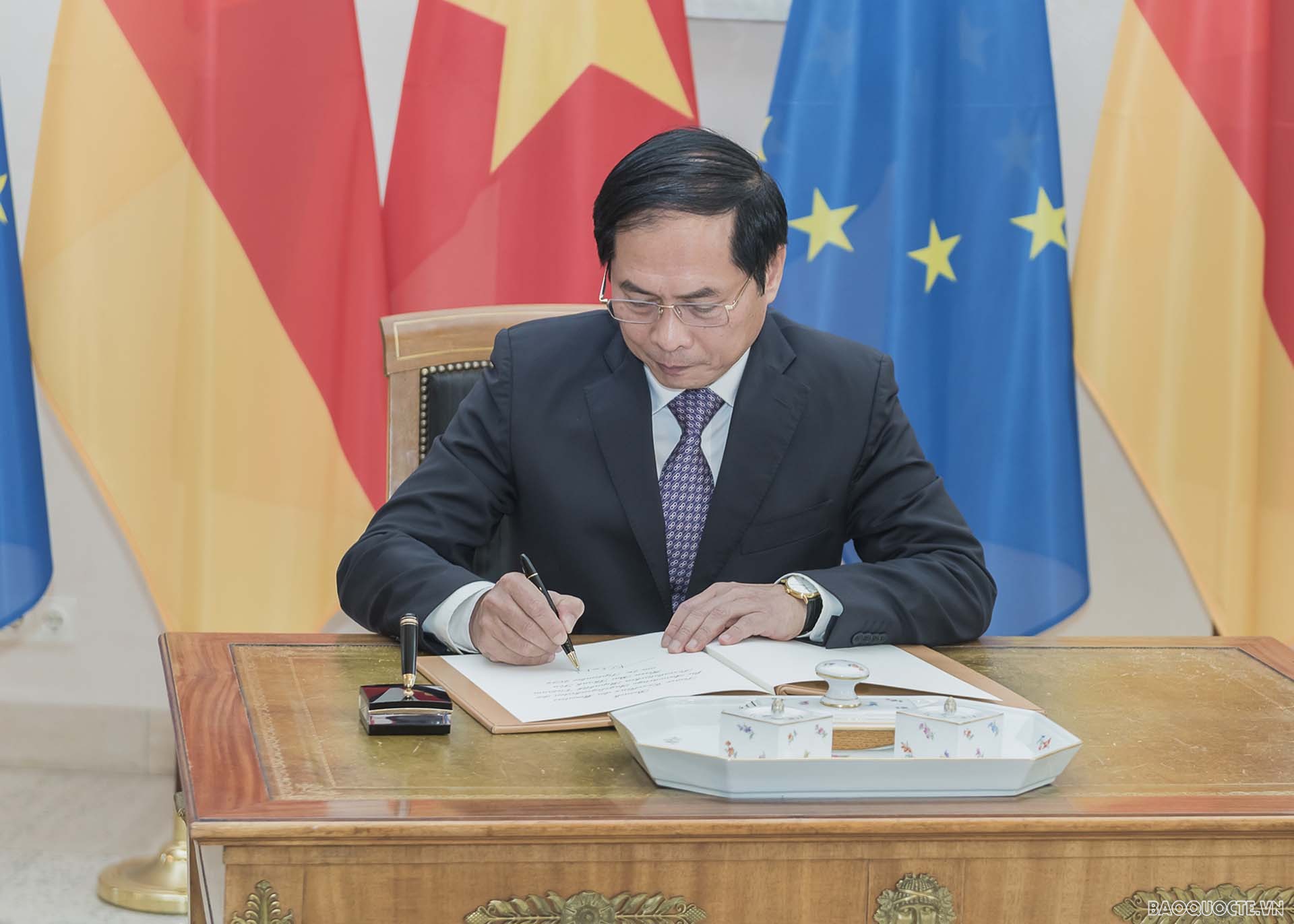 Bộ trưởng Ngoại giao Bùi Thanh Sơn chào xã giao Tổng thống Đức Frank-Walter Steinmeier. Bộ trưởng Ngoại giao Bùi Thanh Sơn chào xã giao Tổng thống Đức Frank-Walter Steinmeier.