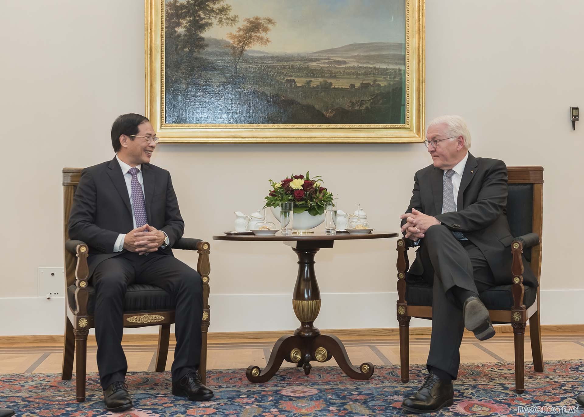 Bộ trưởng Ngoại giao Bùi Thanh Sơn chào xã giao Tổng thống Đức Frank-Walter Steinmeier. Bộ trưởng Ngoại giao Bùi Thanh Sơn chào xã giao Tổng thống Đức Frank-Walter Steinmeier.