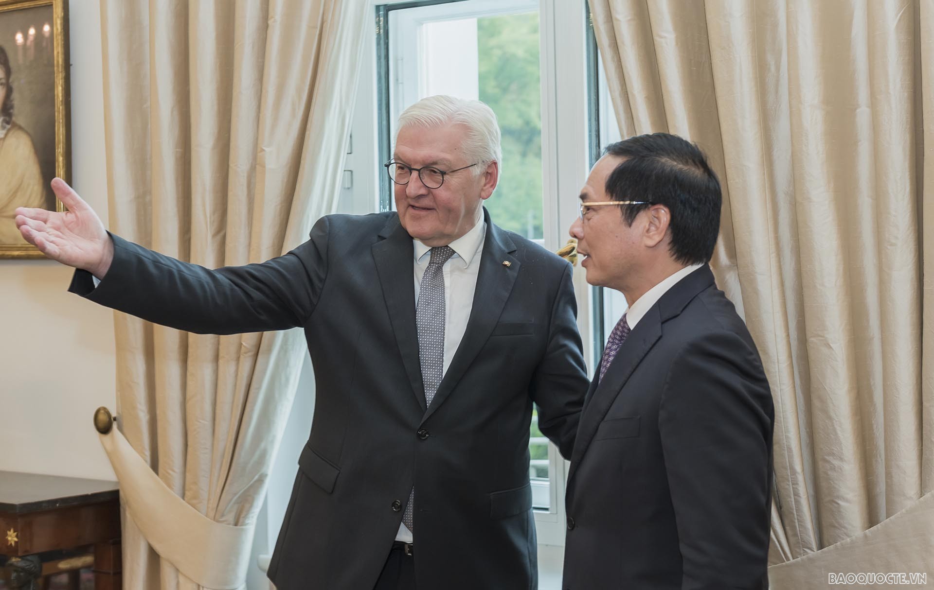 Bộ trưởng Ngoại giao Bùi Thanh Sơn chào xã giao Tổng thống Đức Frank-Walter Steinmeier. Bộ trưởng Ngoại giao Bùi Thanh Sơn chào xã giao Tổng thống Đức Frank-Walter Steinmeier.