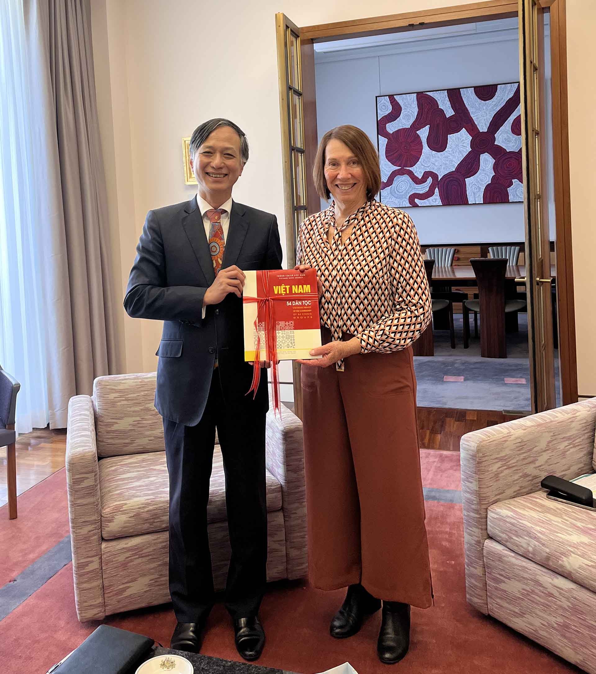 Đại sứ Nguyễn Tất Thành chào xã giao Chủ tịch Thượng viện Australia Sue Lines.