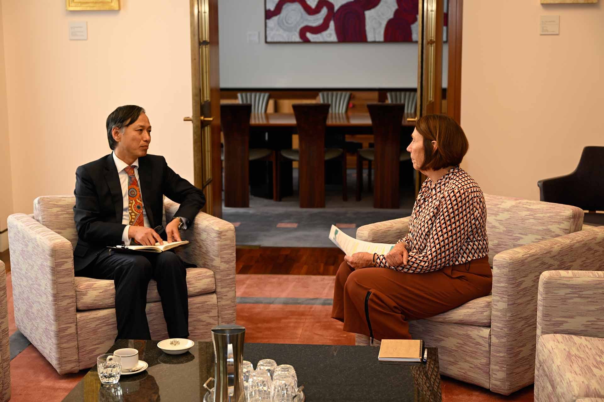 Đại sứ Nguyễn Tất Thành chào xã giao Chủ tịch Thượng viện Australia Sue Lines.