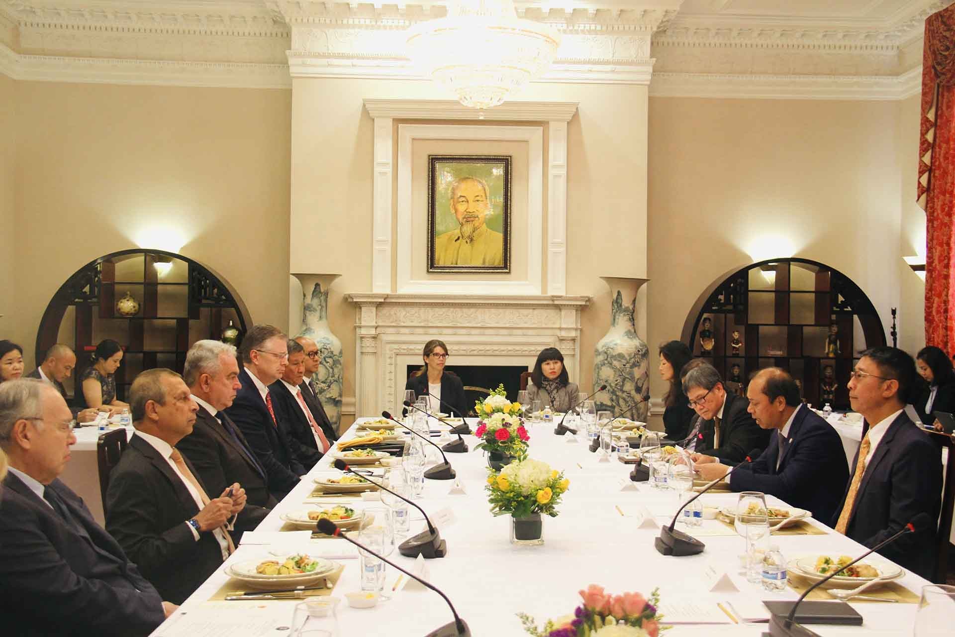 Đại sứ Nguyễn Quốc Dũng chủ trì cáccuộc họp của Ủy ban ASEAN tại Washington D.C 