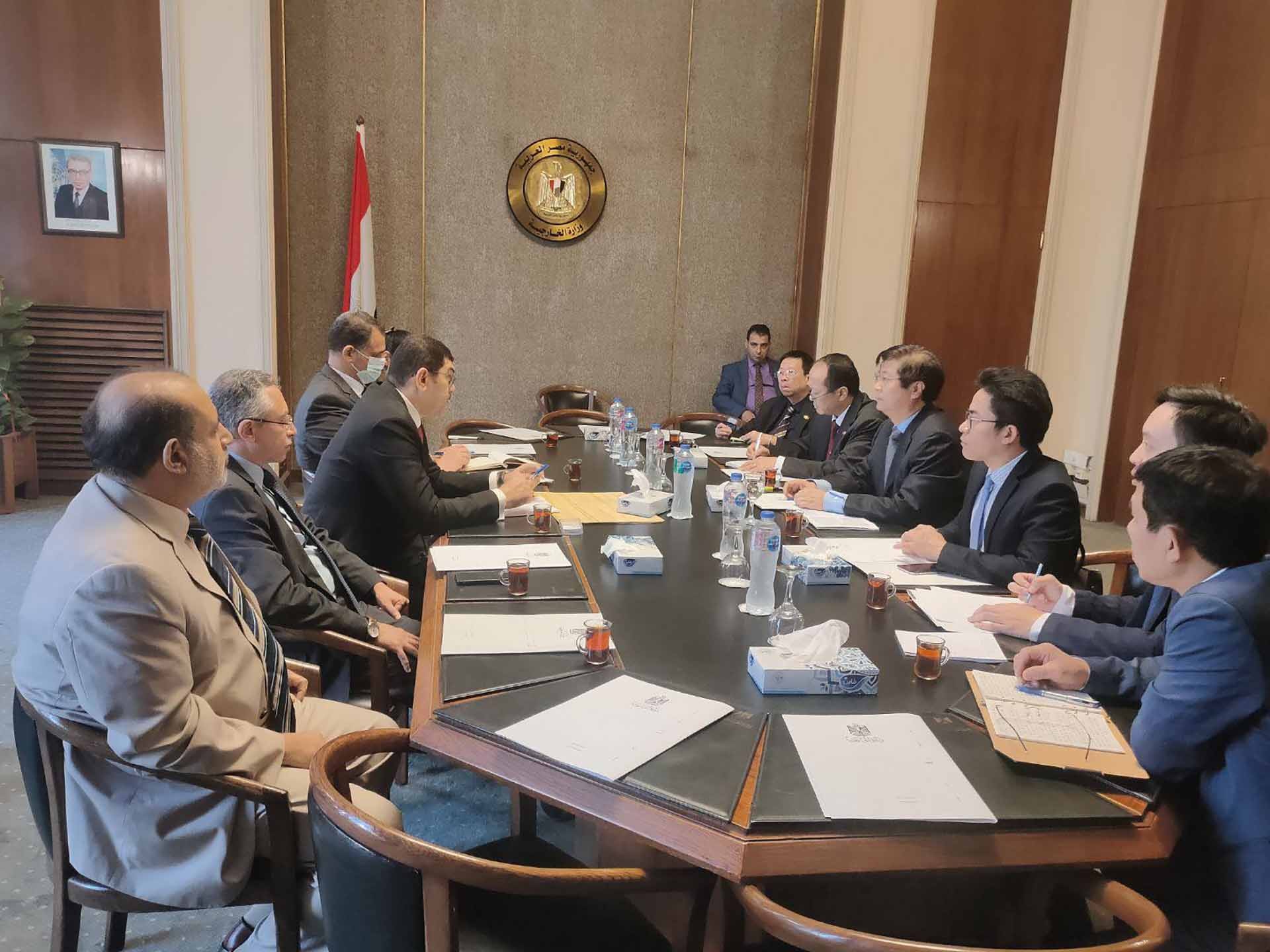 Phó Trưởng Ban Đối ngoại Trung ương Trương Quang Hoài Nam và Đại sứ Nguyễn Huy Dũng làm việc với Phó Trợ lý Ngoại trưởng Ai Cập phụ trách khu vực châu Á, Đại sứ Hazem El Tahry.