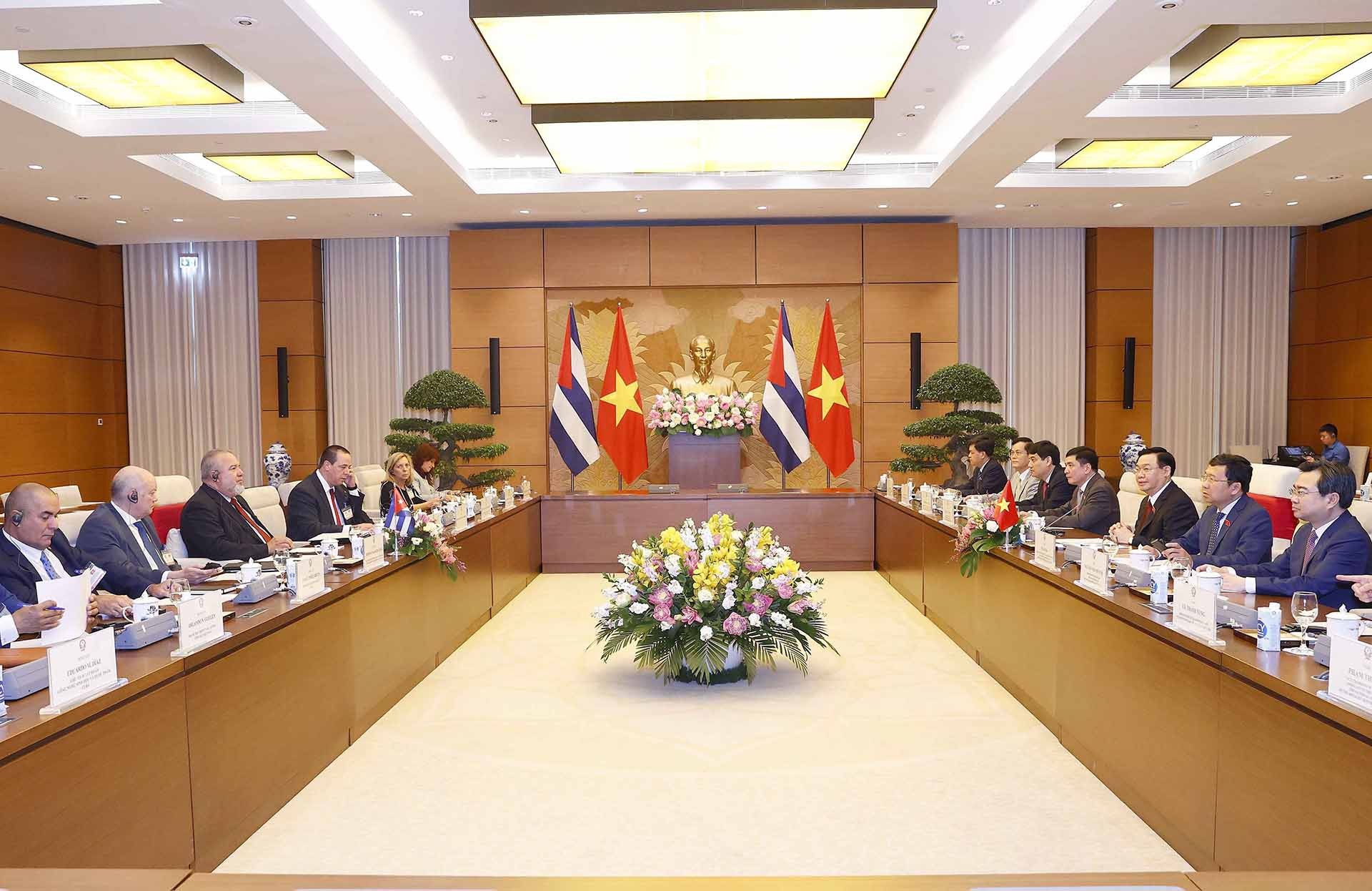 Chủ tịch Quốc hội Vương Đình Huệ hội kiến Thủ tướng nước Cộng hòa Cuba Manuel Marrero Cruz. (Nguồn: TTXVN)