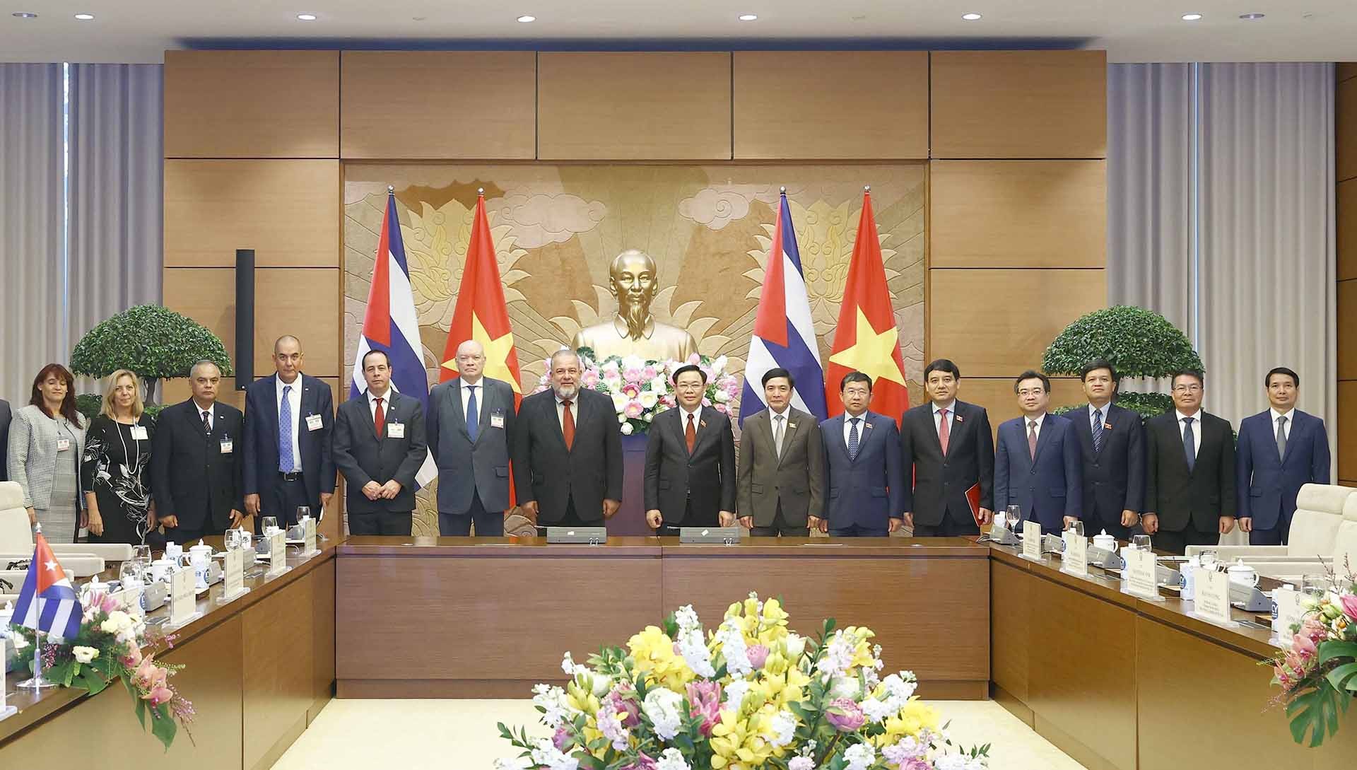 Chủ tịch Quốc hội Vương Đình Huệ và Thủ tướng Cuba Manuel Marrero Cruz chụp ảnh lưu niệm với đại biểu. (Nguồn: TTXVN)