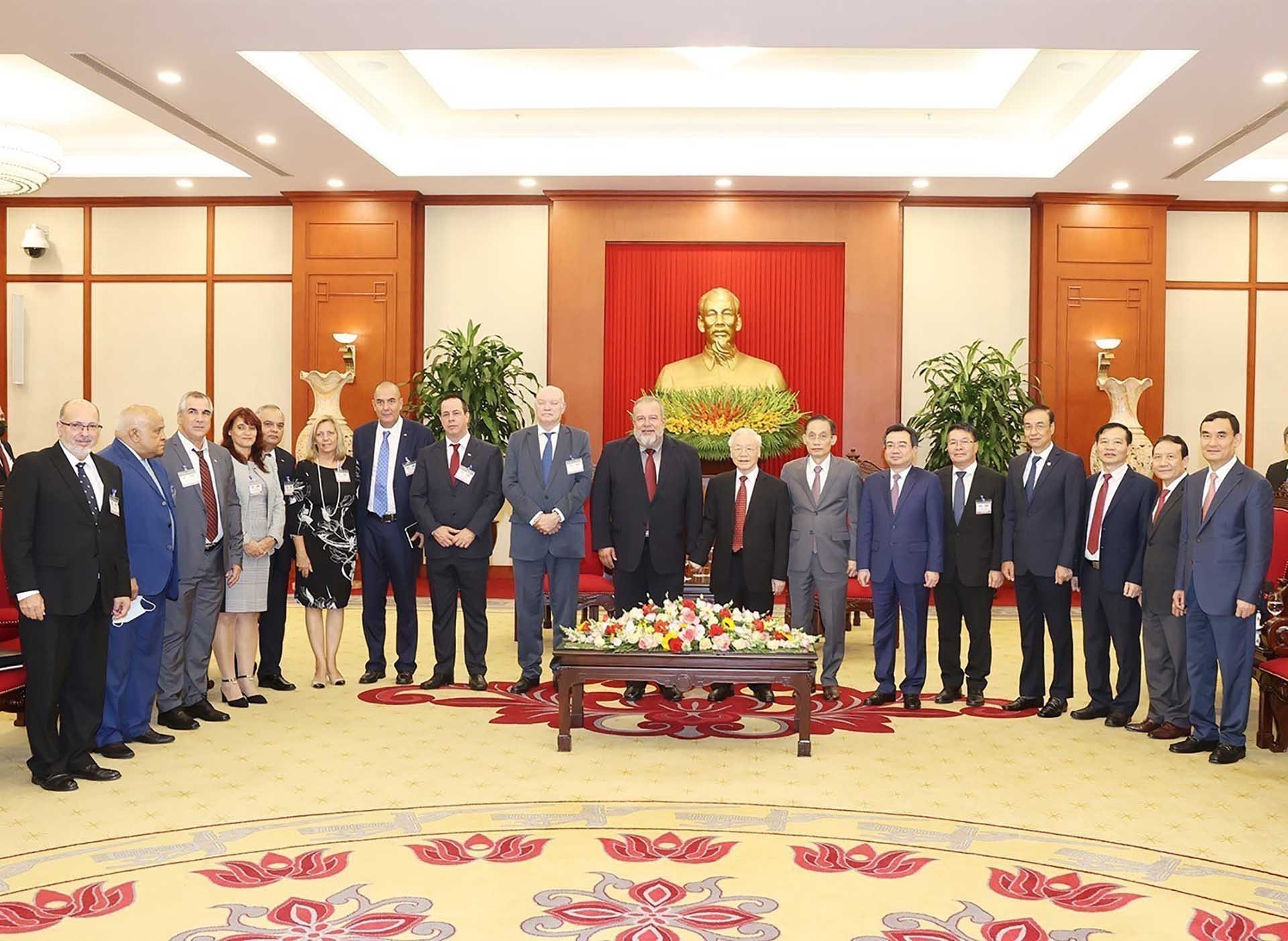 Tổng Bí thư Nguyễn Phú Trọng và Thủ tướng Cuba Manuel Marrero Cruz chụp ảnh chung với các đại biểu. (Nguồn: TTXVN)