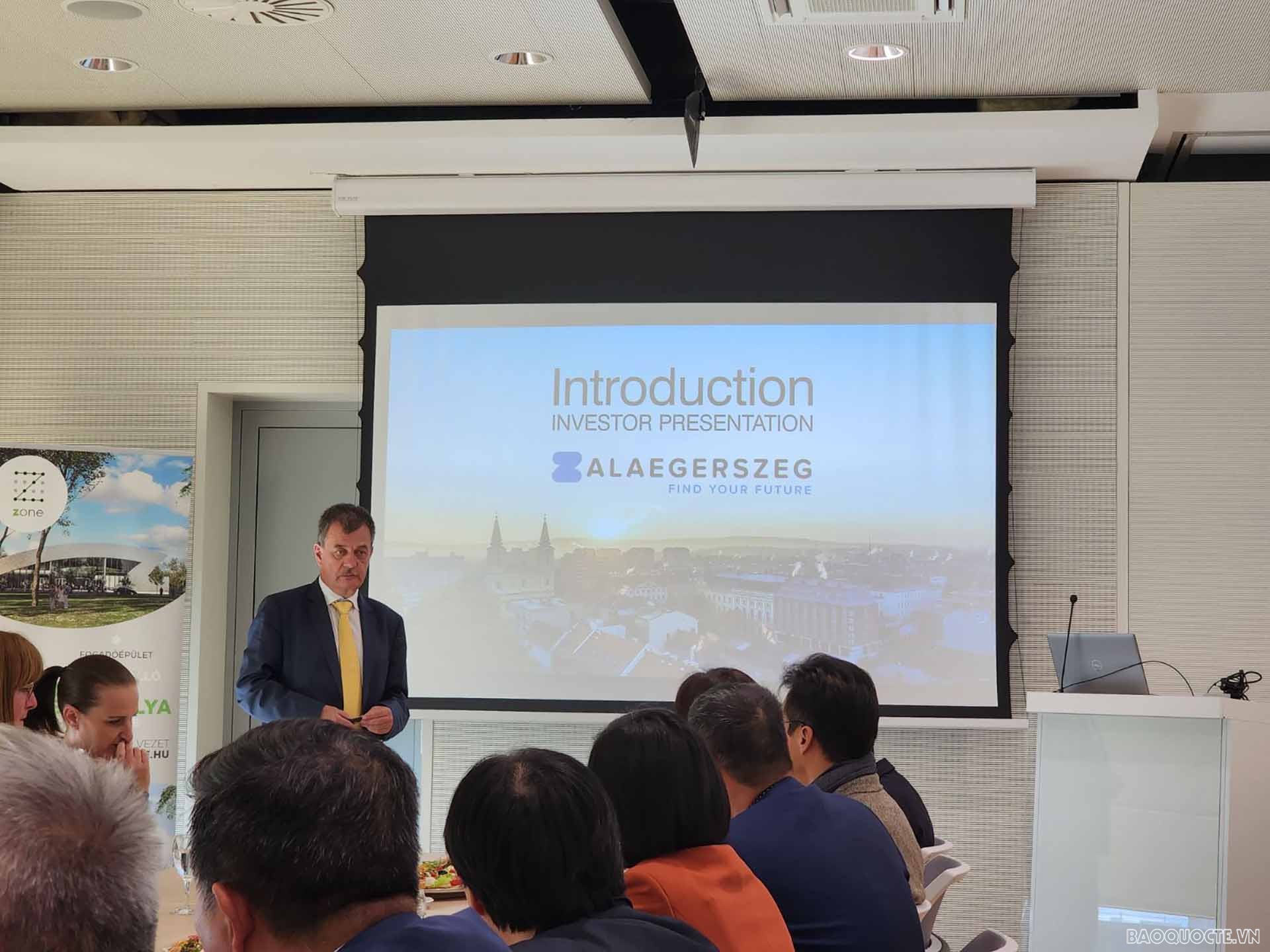 Đại sứ Nguyễn Thị Bích Thảo thăm và làm việc tại Zalazone. Đại sứ Nguyễn Thị Bích Thảo thăm và làm việc tại Zalazone.