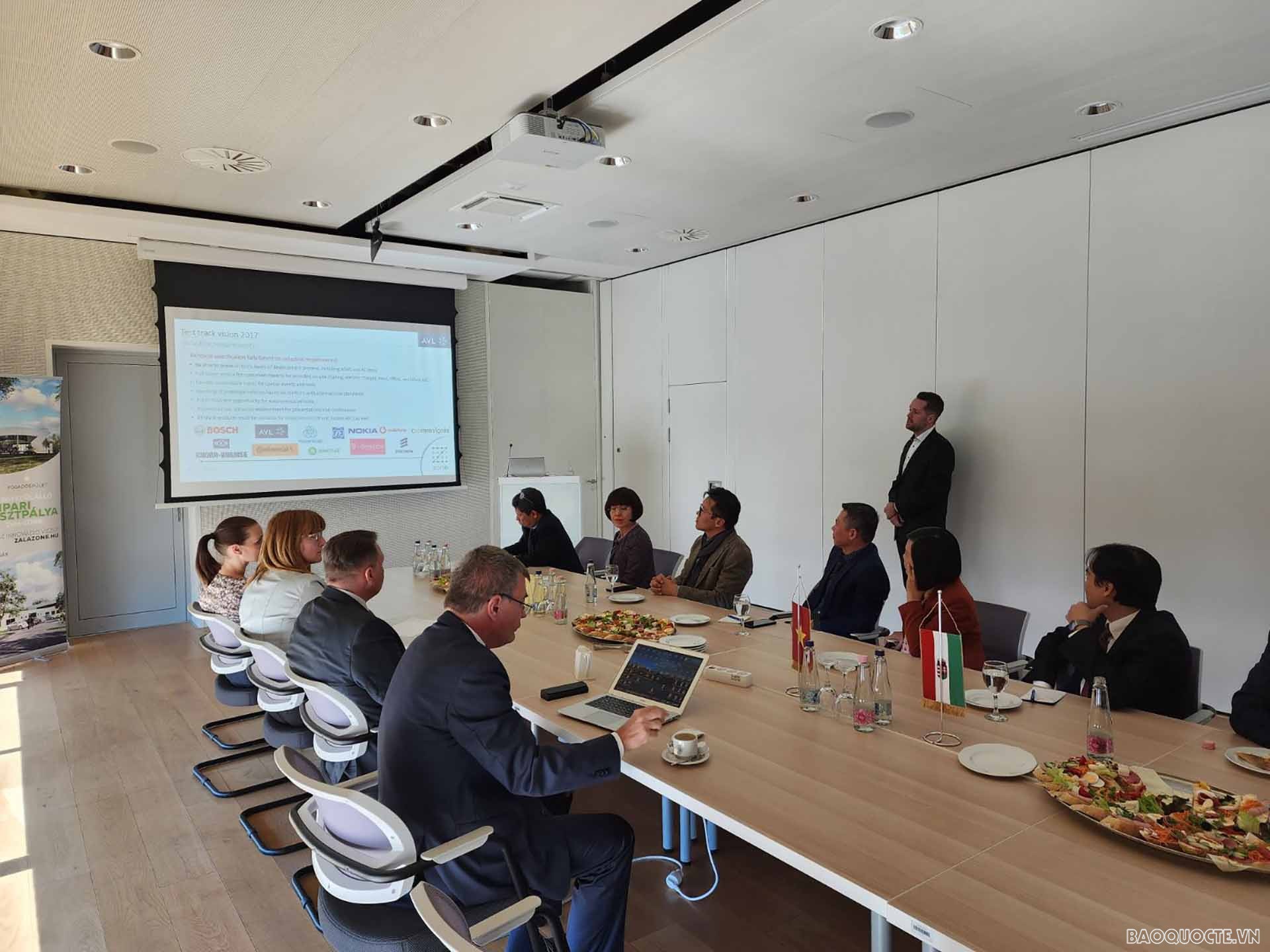 Đại sứ Nguyễn Thị Bích Thảo thăm và làm việc tại Zalazone. Đại sứ Nguyễn Thị Bích Thảo thăm và làm việc tại Zalazone.