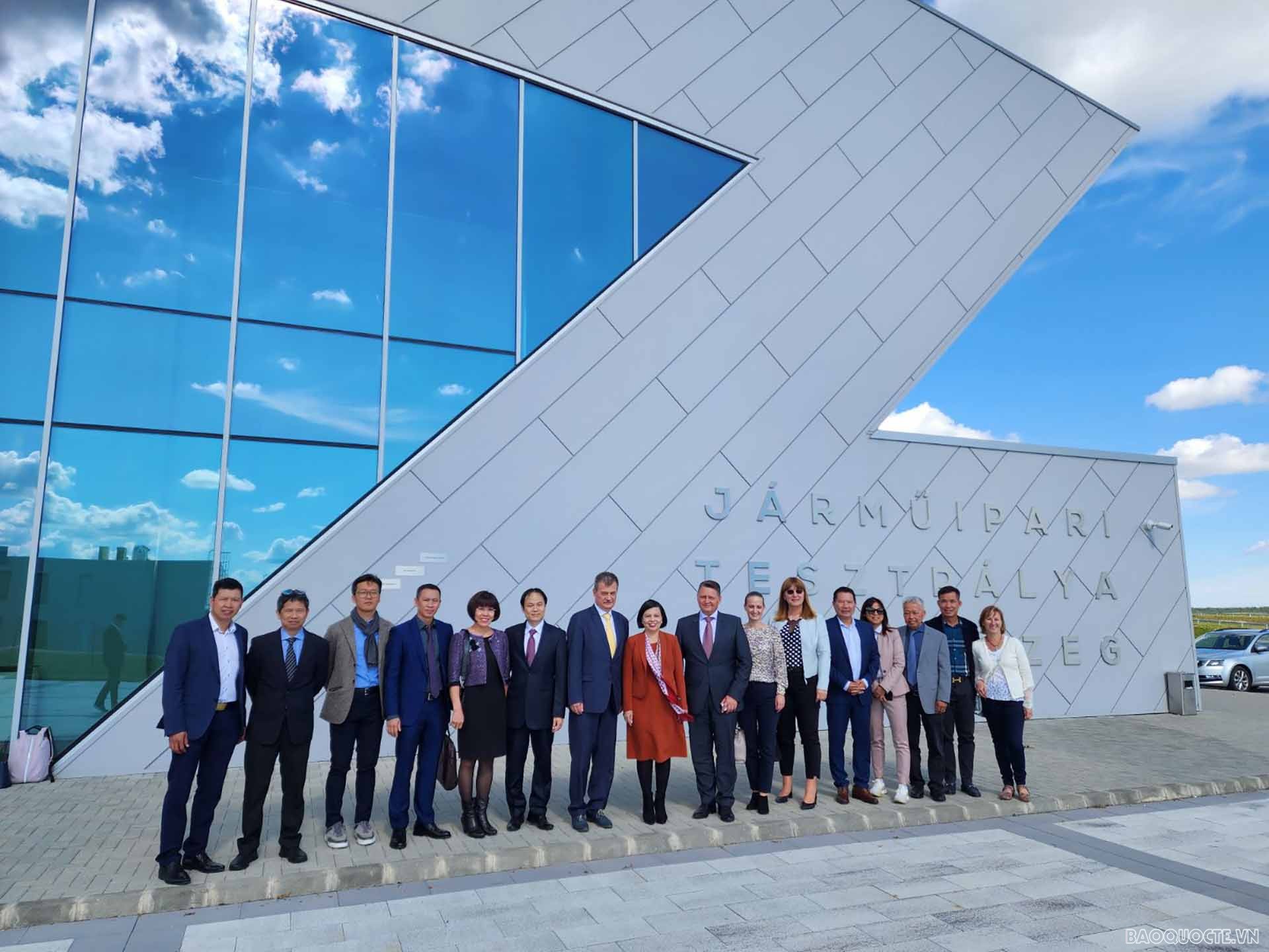 Đại sứ Nguyễn Thị Bích Thảo thăm và làm việc tại Zalazone. Đại sứ Nguyễn Thị Bích Thảo thăm và làm việc tại Zalazone.