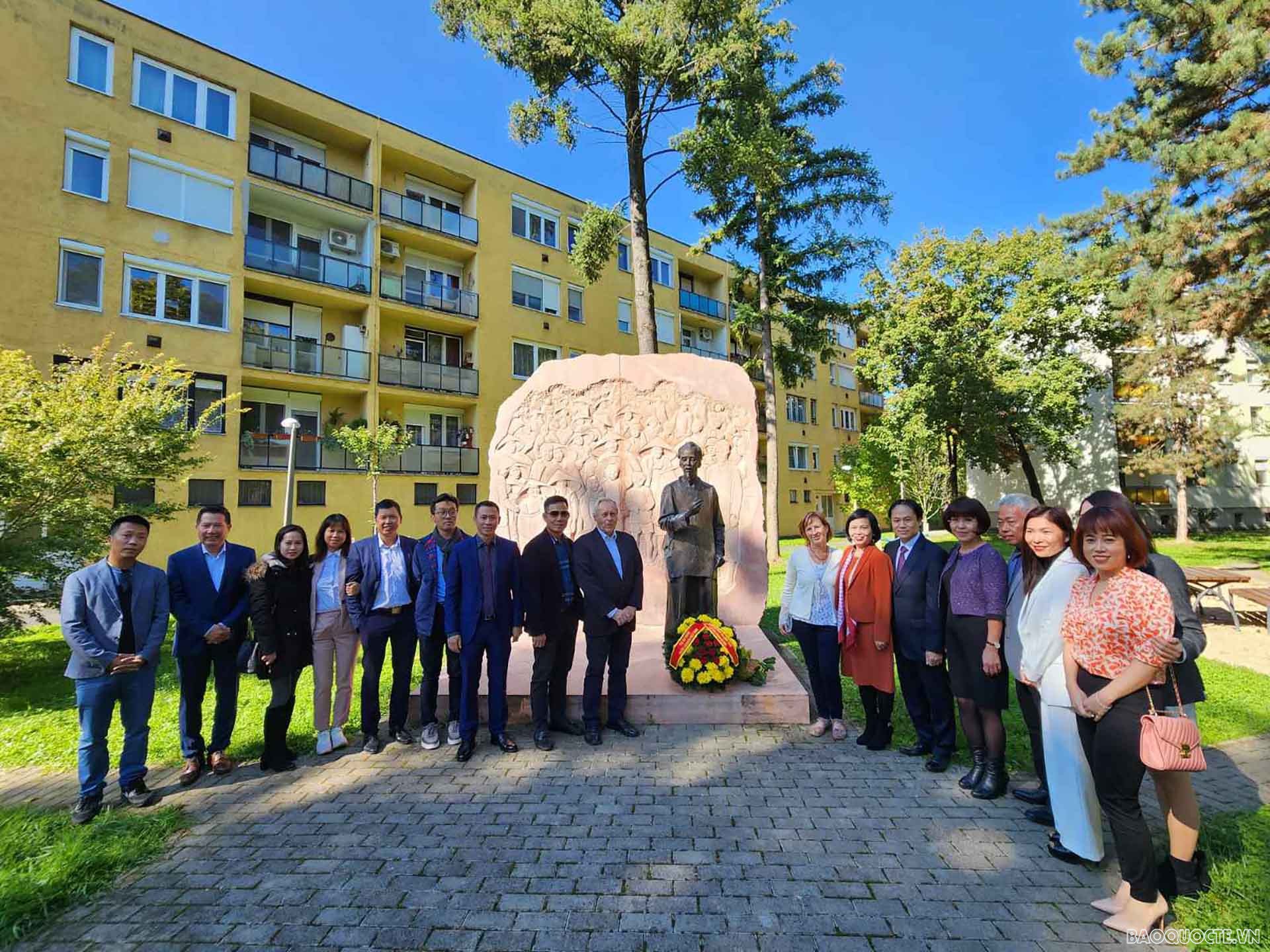 Đại sứ Nguyễn Thị Bích Thảo và Đoàn công tác dâng hoa tại Tượng đài Chủ tịch Hồ Chí Minh ở thành phố Zalaegerszeg. (Nguồn: ĐSQ Việt Nam tại Hungary) Đại sứ Nguyễn Thị Bích Thảo và Đoàn công tác dâng hoa tại Tượng đài Chủ tịch Hồ Chí Minh ở thành phố Zalaegerszeg. (Nguồn: ĐSQ Việt Nam tại Hungary)