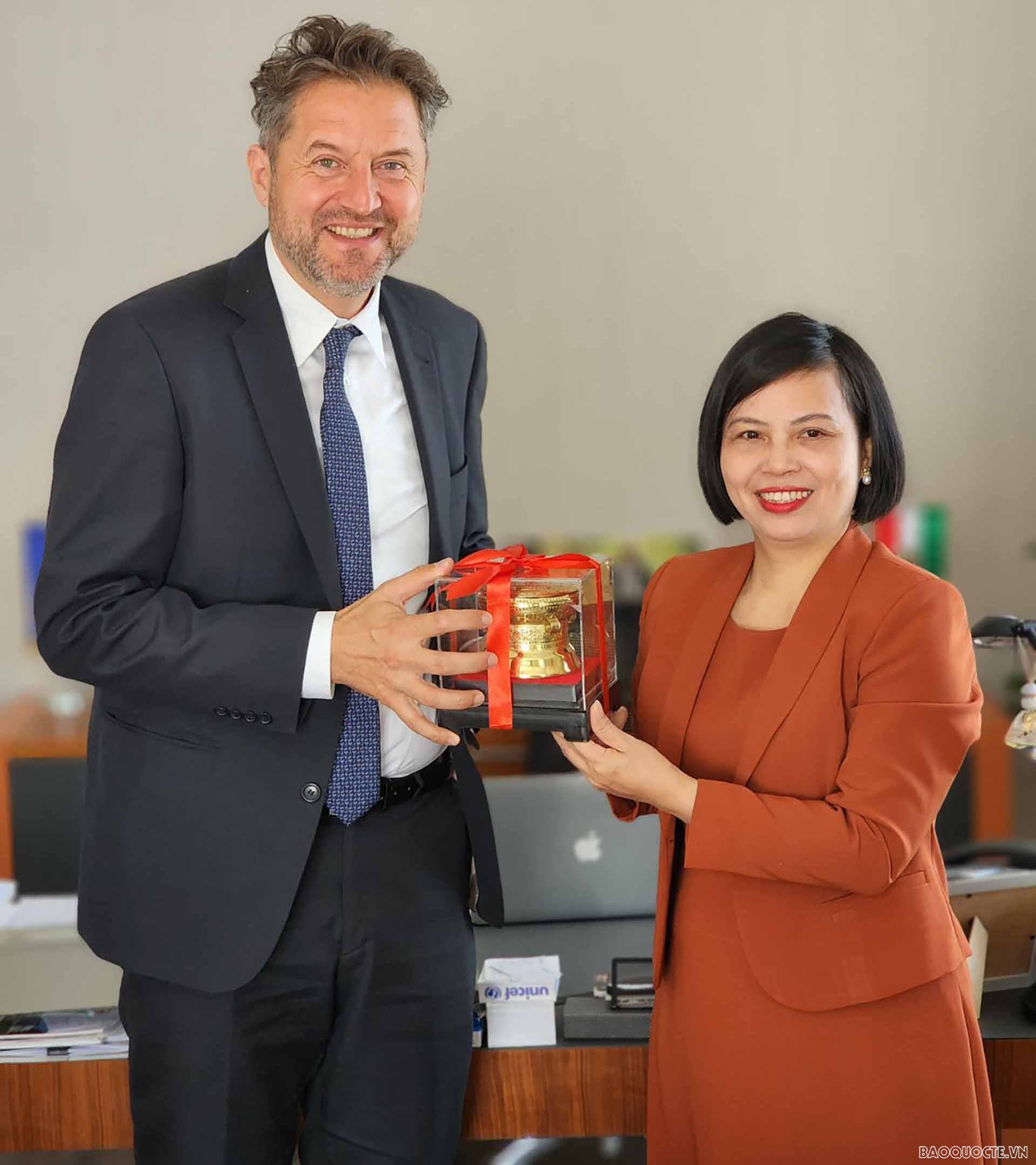 Đại sứ Nguyễn Thị Bích Thảo làm việc với Thị trưởng Zalasentgrót. Đại sứ Nguyễn Thị Bích Thảo làm việc với Thị trưởng Zalasentgrót.