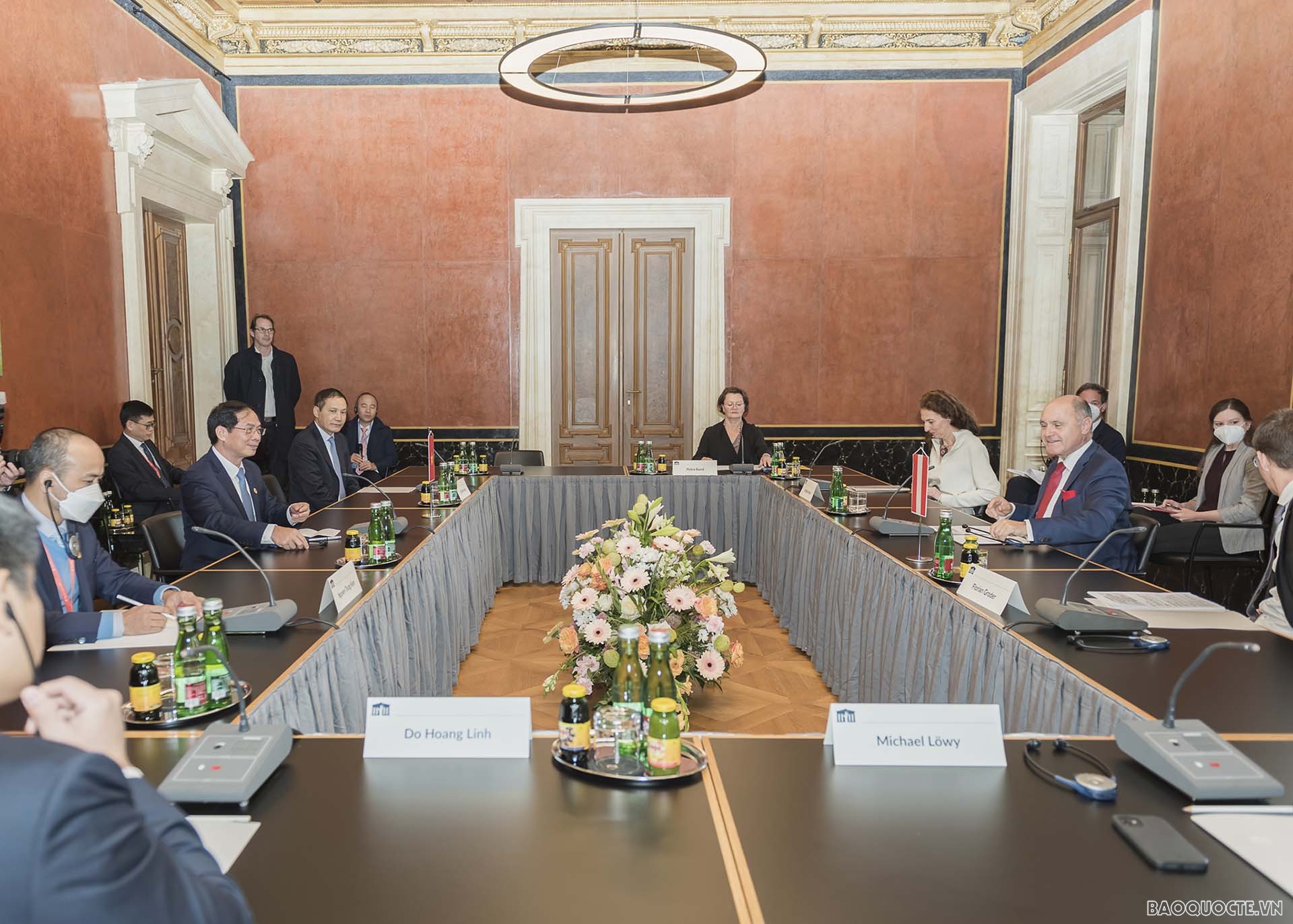 Bộ trưởng Bùi Thanh Sơn chào xã giao Chủ tịch Hạ viện Wolfgang Sobotka.