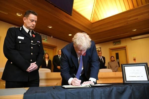 Thủ tướng Anh ký sổ tang chia buồn vụ 39 nạn nhân trong xe container
