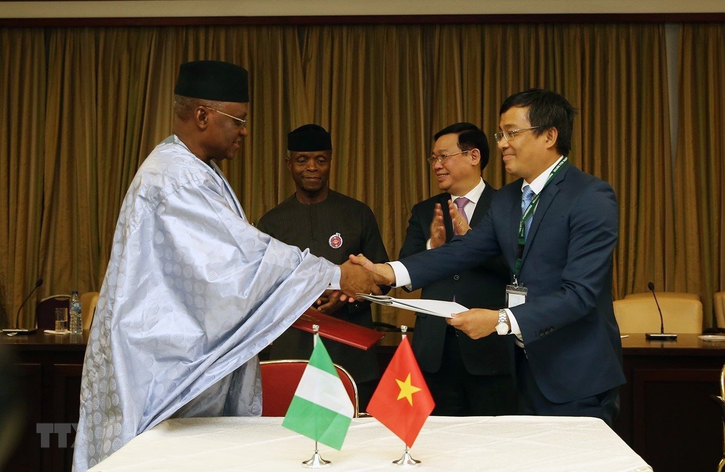 pho thu tuong vuong dinh hue hoi dam voi pho tong thong nigeria