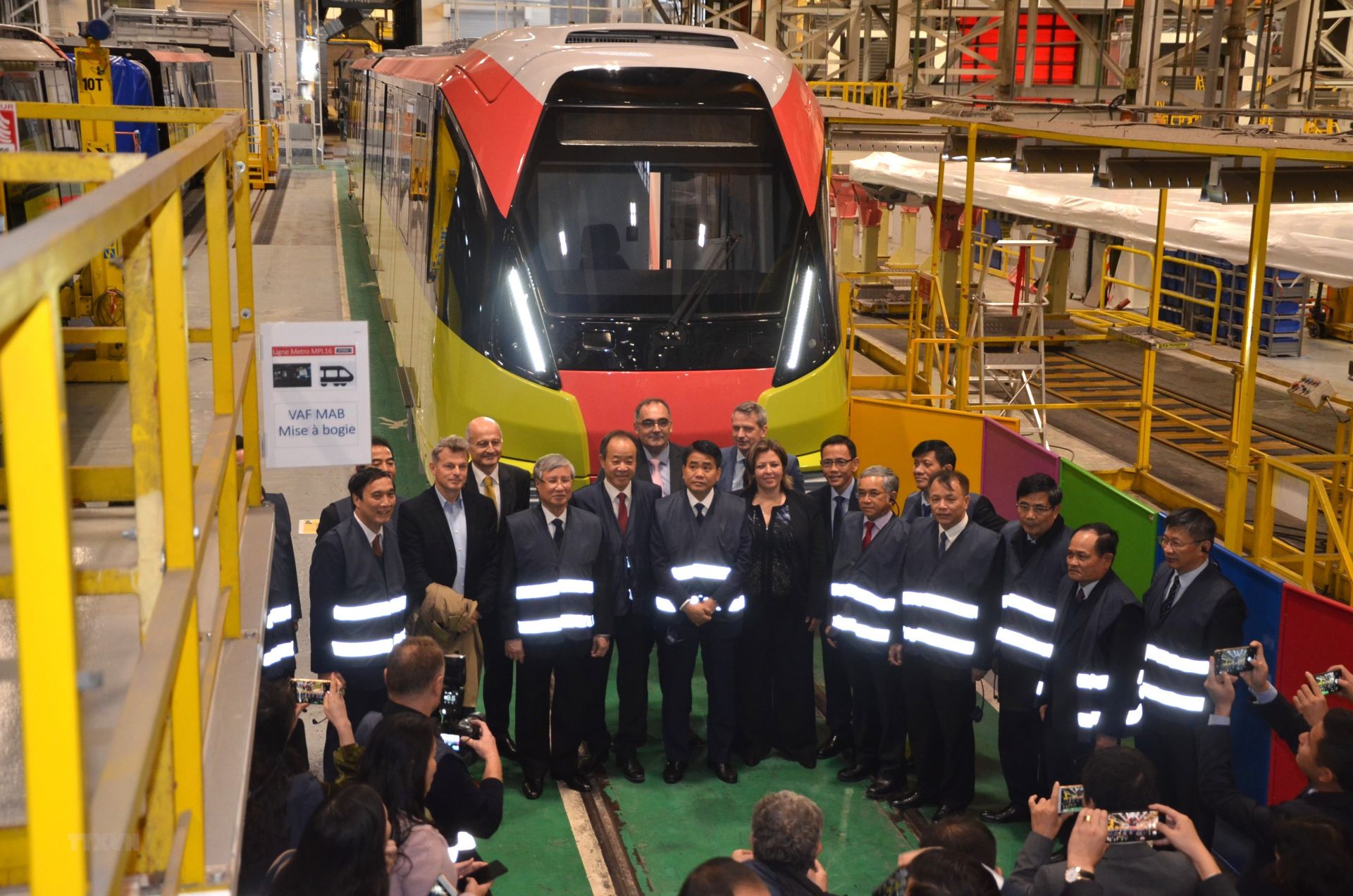 thuong truc ban bi thu tran quoc vuong tham lam viec o cong hoa phap