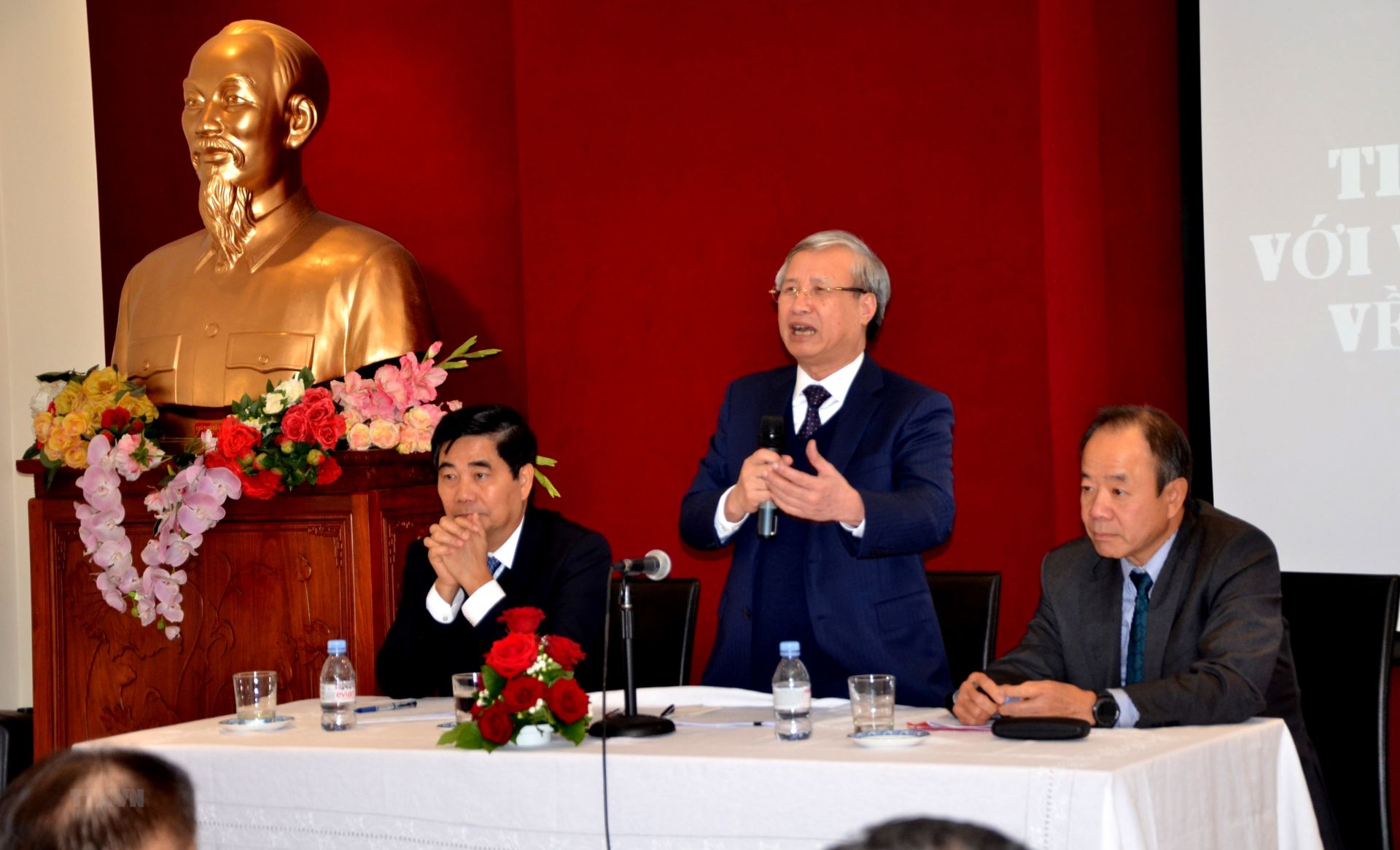 thuong truc ban bi thu tran quoc vuong tham lam viec o cong hoa phap