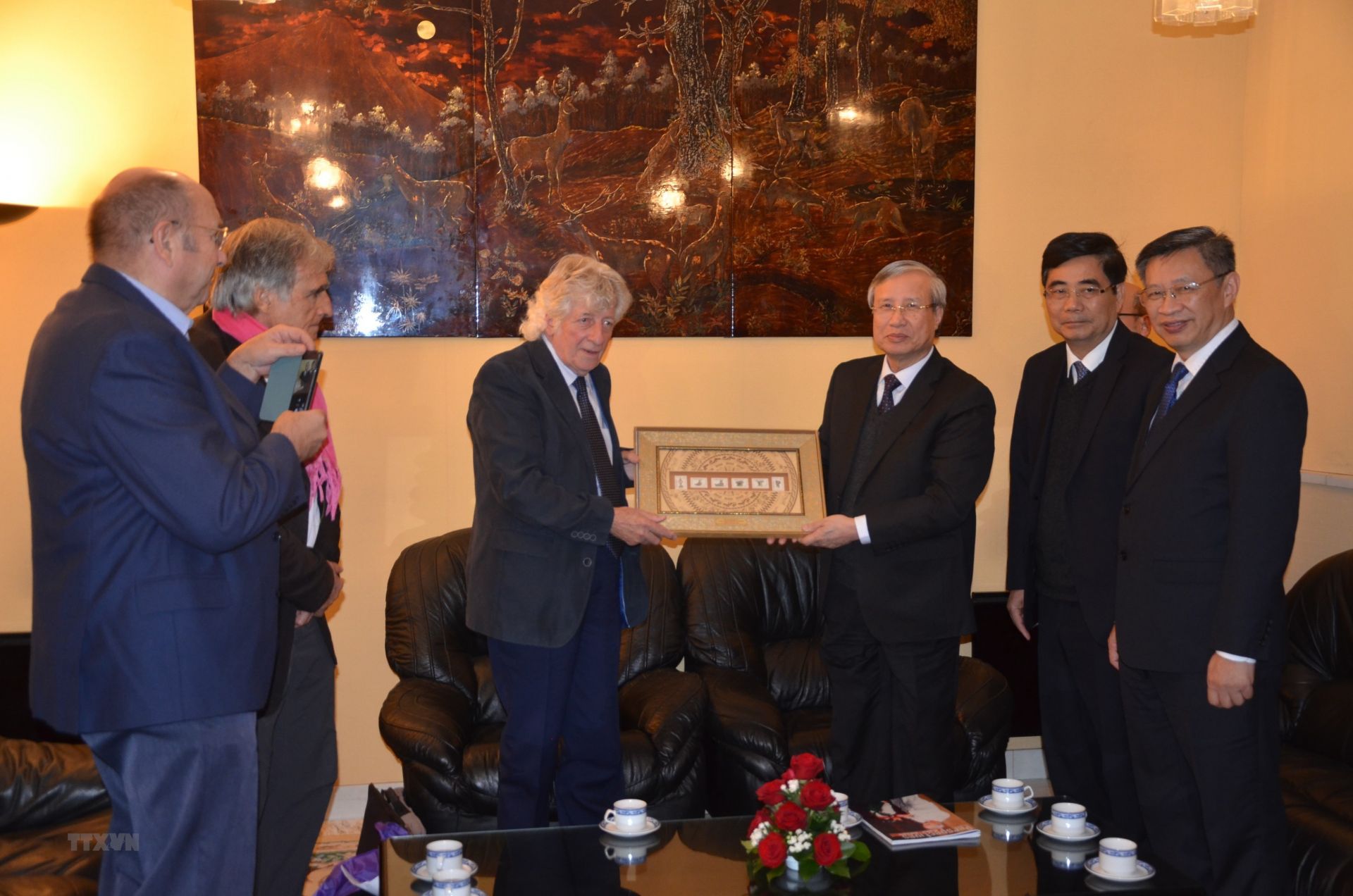 thuong truc ban bi thu tran quoc vuong tham lam viec o cong hoa phap