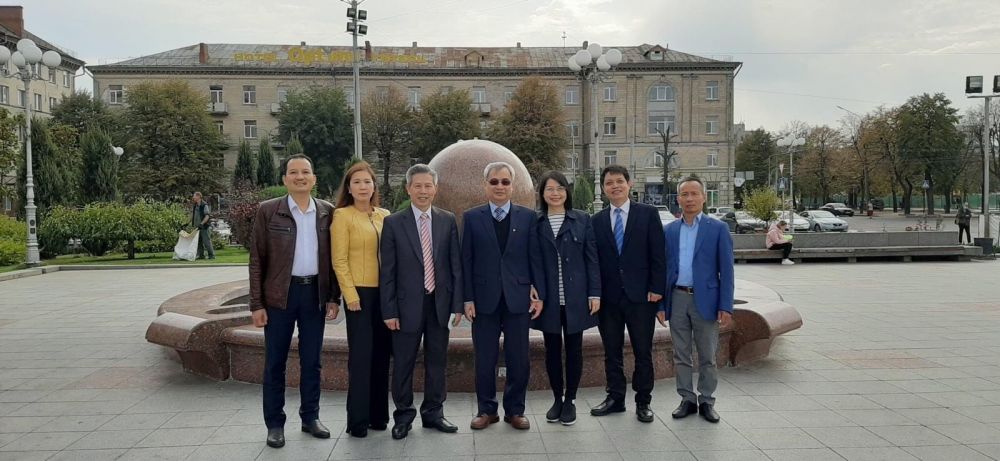 Đại sứ Việt Nam tại Ukraine Nguyễn Anh Tuấn và đoàn công tác Đại sứ quán đã đến thăm và làm việc tại Cherkasy Tìm hiểu tiềm năng hợp tác kinh tế giữa Cherkasy, Ukraine và các địa phương của Việt Nam