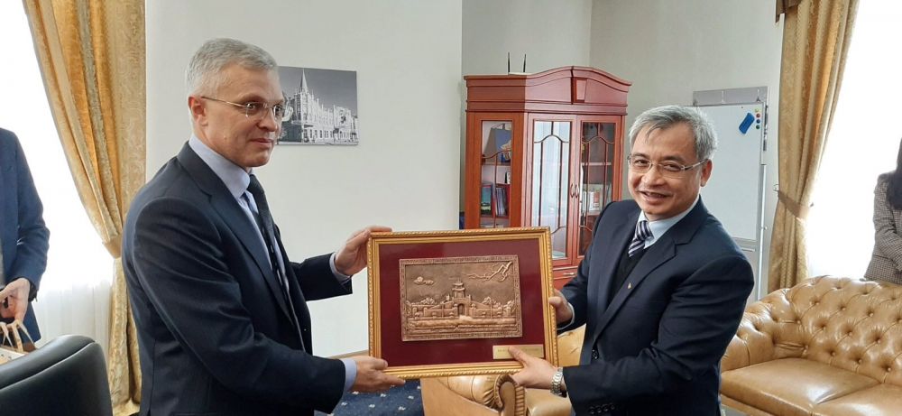 Đại sứ Việt Nam tại Ukraine Nguyễn Anh Tuấn và đoàn công tác Đại sứ quán đã đến thăm và làm việc tại Cherkasy Tìm hiểu tiềm năng hợp tác kinh tế giữa Cherkasy, Ukraine và các địa phương của Việt Nam