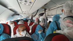 Hơn 240 công dân Việt Nam từ Myanmar về nước, hạ cánh xuống sân bay Cam Ranh