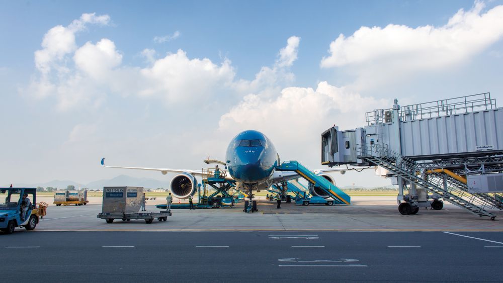 Vietnam Airlines chuẩn bị cho một chuyến bay tại Cảng hàng không quốc tế Nội Bài. Ảnh: Phạm Anh Tuấn Thống nhất quy trình, quyết tâm mở lại các chuyến bay thương mại quốc tế