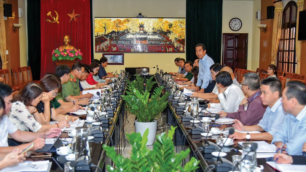 Thứ trưởng Ngoại giao Tô Anh Dũng chủ trì cuộc họp với đại diện các bộ/ban/ngành liên quan về công tác phối hợp trong việc mở lại các chuyến bay thương mại quốc tế, ngày 6/10. Ảnh: Tuấn Anh Thống nhất quy trình, quyết tâm mở lại các chuyến bay thương mại quốc tế