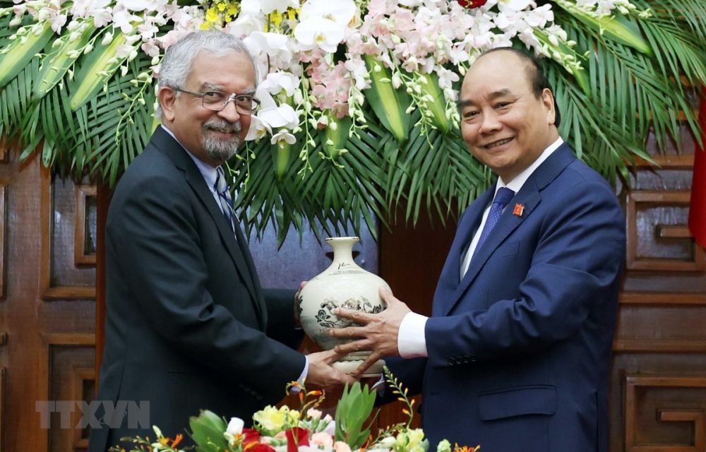 Thủ tướng Nguyễn Xuân Phúc tặng quà lưu niệm cho ông Kamal Malhotra, Điều phối viên Thường trú Liên hợp quốc tại Việt Nam. (Ảnh: Thống Nhất/TTXVN) Liên hợp quốc là một trong những ưu tiên trong chính sách đối ngoại của Việt Nam