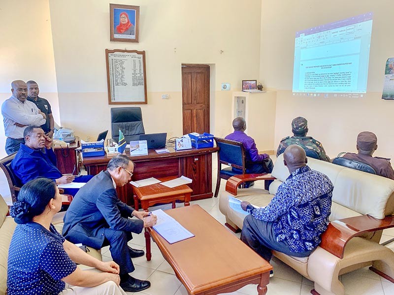 Đại sứ Nguyễn Nam Tiến làm việc với Chủ tịch huyện đảo Mafia Martin S. Ntemo.