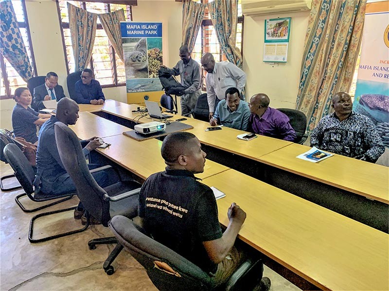 Đại sứ Nguyễn Nam Tiến thăm Văn phòng Công viên Biển Mafia và gặp làm việc với Giám đốc Amin Abdallah.