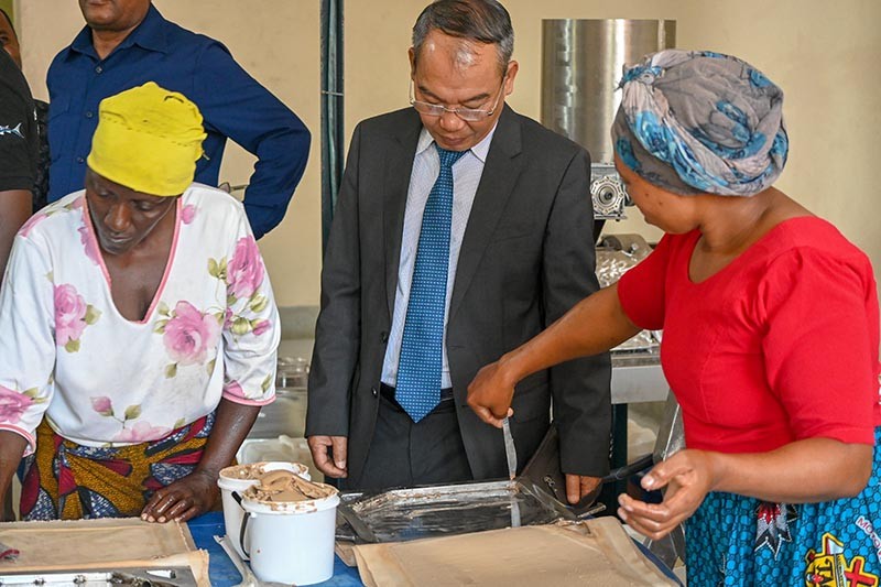 Đại sứ Nguyễn Nam Tiến thăm cơ sở sản xuất dầu dừa.