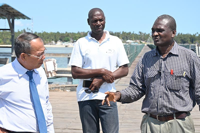 Đại sứ Nguyễn Nam Tiến thăm thăm khu bến phà của huyện đảo Mafia.