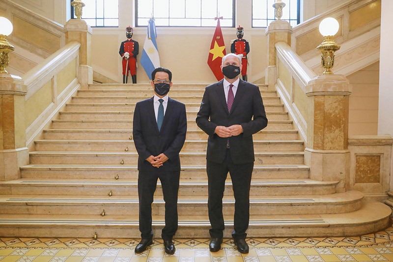 Đại sứ Việt Nam tại Argentina Dương Quốc Thanh và Thống đốc tỉnh Santa Fe Omar Perotti.
