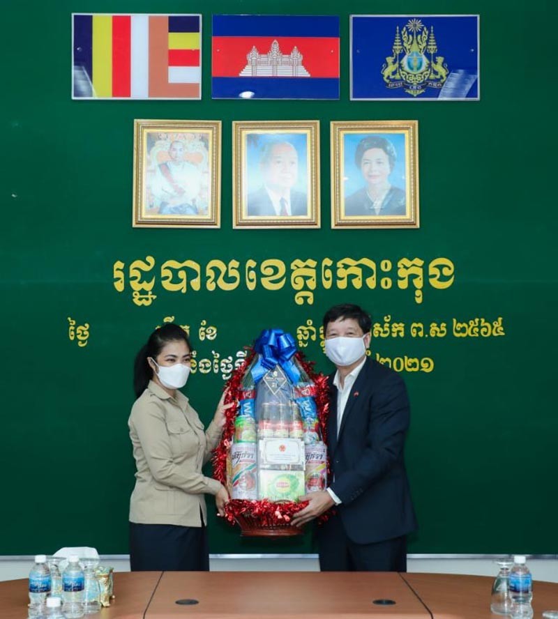 Tổng Lãnh sự trao tặng chính quyền tỉnh Koh Kong 10.000 khẩu trang