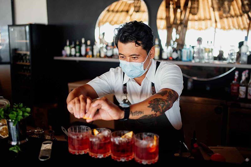 Bartender đang pha chế một ly cocktail arak tại Karma Kandara Bali - khu nghỉ mát sang trọng và câu lạc bộ bãi biển trên Bán đảo Bukit, Indonesia. (Ảnh: Ian Neubauer)