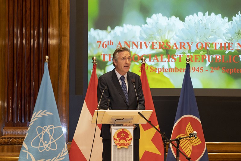 Đại sứ Enno Drofenik, Cục trưởng Cục Lễ tân, Bộ Ngoại giao Áo phát biểu tại Lễ kỷ niệm.