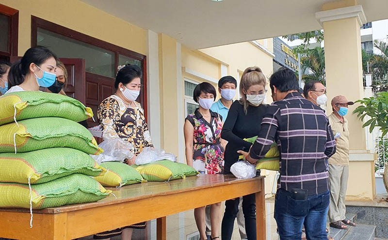 Một số lao động gốc Việt tại địa bàn đã chủ động quyên góp và liên hệ nhờ Tổng Lãnh sự quán Việt Nam tại tỉnh Preah Sihanouk giúp mua quà hỗ trợ cho những bà con. 