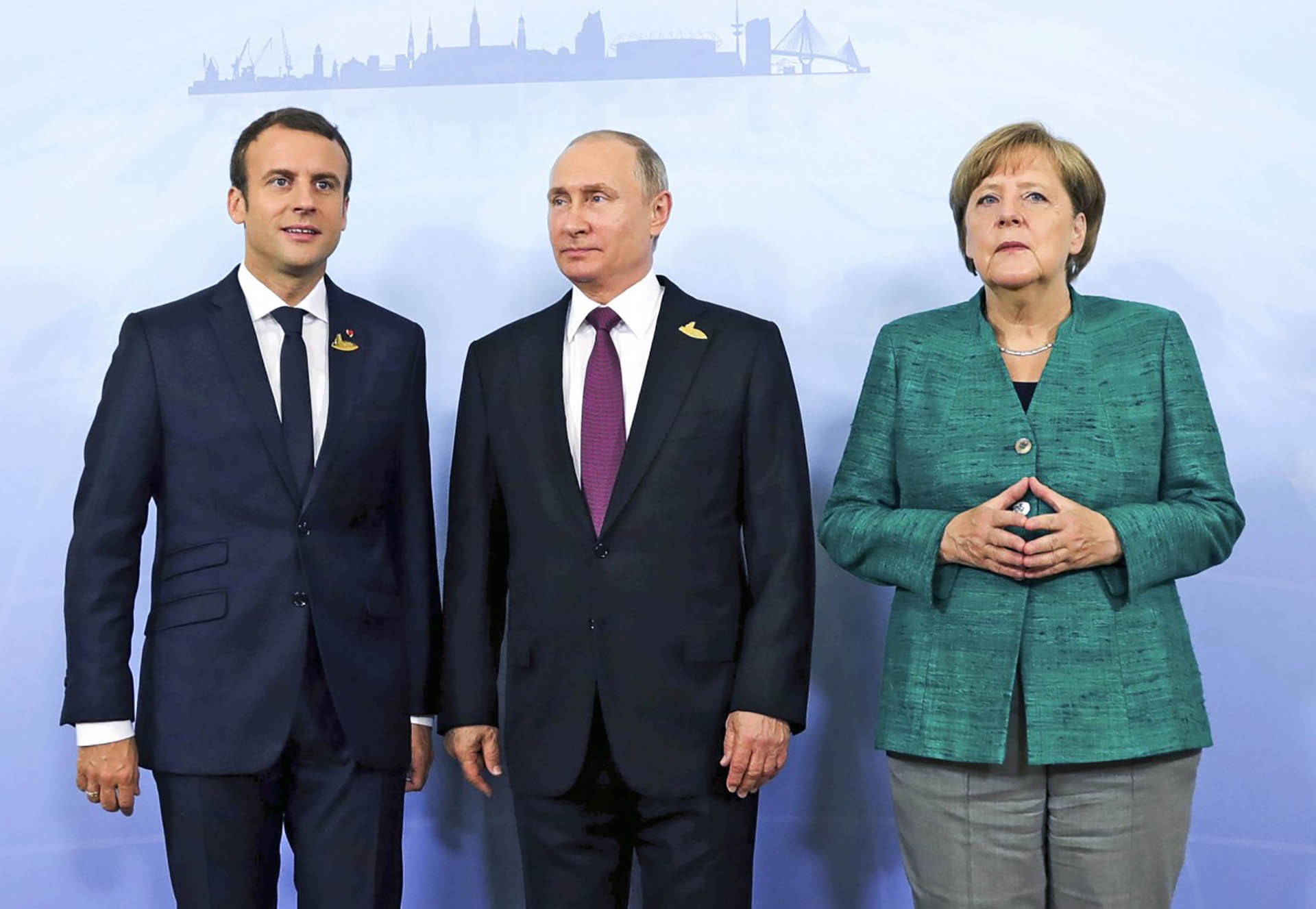 Trong tuyên bố của mình, Điện Kremlin không nói rõ liệu Ukraine có tham gia cuộc họp hay không. Trong ảnh: Từ trái qua, Tổng thống Pháp Emmanuel Macron, Tổng thống Nga Vladimir Putin và Thủ tướng Đức Angela Merkel (Nguồn: AP)