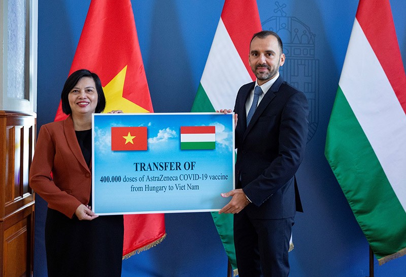 Đại sứ Nguyễn Thị Bích Thảo và Phó Quốc Vụ khanh Bộ Ngoại giao và Kinh tế đối ngoại Isván Joó bàn giao 400.000 liều vắc-xin AstraZeneca Hungary nhượng lại cho Việt Nam.