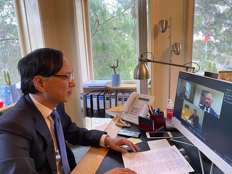 Đại sứ Nguyễn Tất Thành họp trực tuyến với Bộ trưởng Y tế Australia Greg Hunt vận động vaccine Covid-19. (Nguồn: ĐSQ Việt Nam tại Australia) Đại sứ Nguyễn Tất Thành họp trực tuyến với Bộ trưởng Y tế Australia Greg Hunt vận động vaccine Covid-19. (Nguồn: ĐSQ Việt Nam tại Australia)