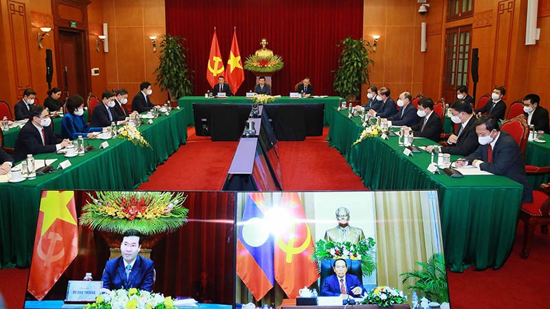 Uỷ viên Bộ Chính trị, Thường trực Ban Bí thư Võ Văn Thưởng hội đàm trực tuyến với Uỷ viên Bộ Chính trị, Thường trực Ban Bí thư Trung ương Đảng Nhân dân Cách mạng Lào, Phó Chủ tịch nước CHDCND Lào Bounthong Chitmany. (Nguồn: TTXVN)