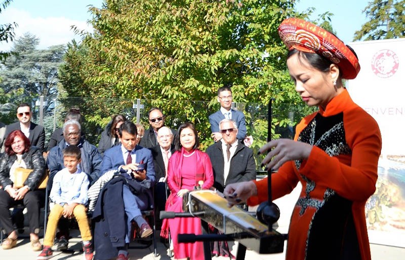 Nghệ sỹ Tạ Mỹ Hạnh, người Việt tại Geneva, đã trình diễn đàn bầu với một số bản dân ca Việt Nam trong ngày hội văn hóa 16/10/2021 ở Phái đoàn Việt Nam tại Geneva. 